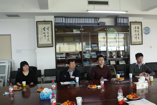 与中央财经大学领导亲切交谈