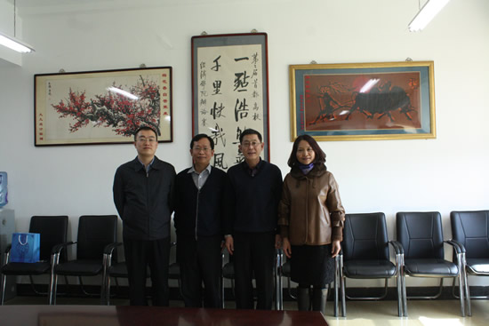 与中央财经大学领导亲切交谈