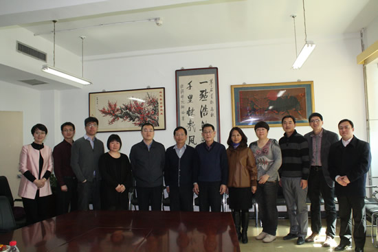 与中央财经大学领导亲切交谈